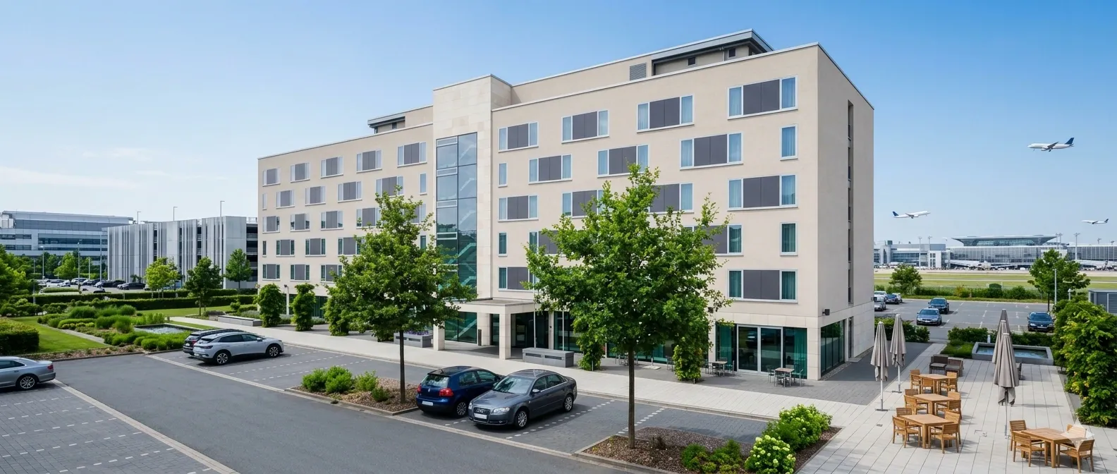 Modernes Parkhaus am Frankfurter Flughafen
